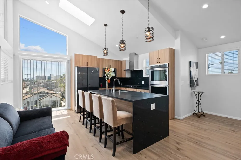 1013 E La Palma Inglewood, CA 90301