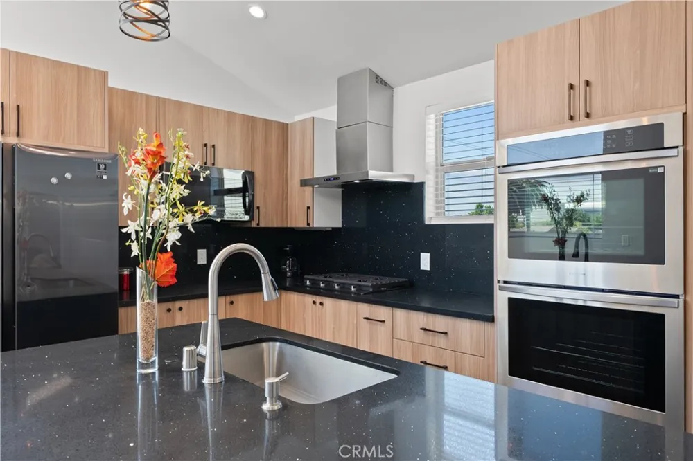 1013 E La Palma Inglewood, CA 90301