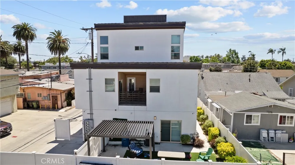 1013 E La Palma Inglewood, CA 90301