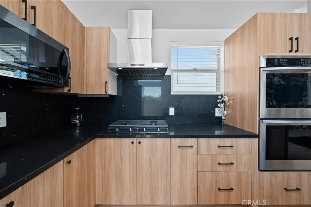 1013 E La Palma Inglewood, CA 90301