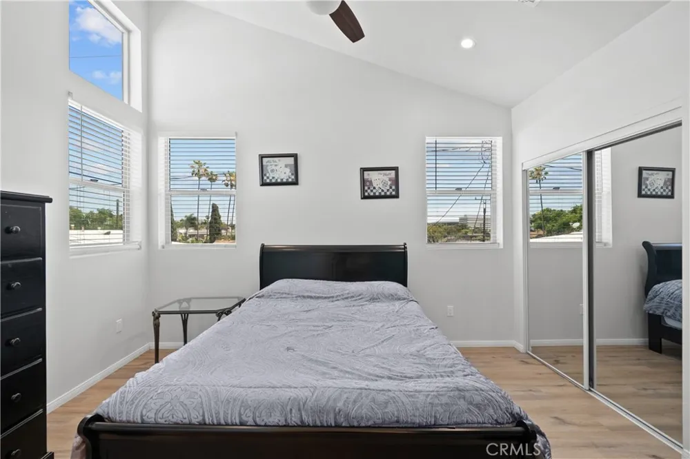 1013 E La Palma Inglewood, CA 90301