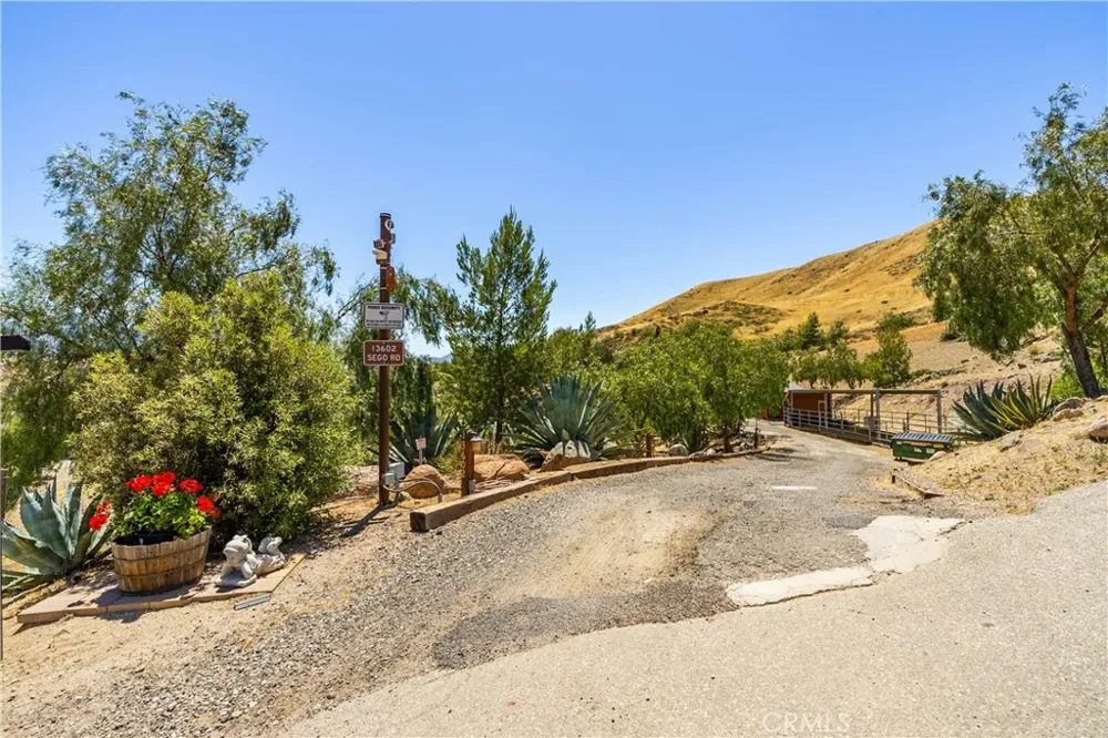 13602 Sego Agua Dulce, CA 91390