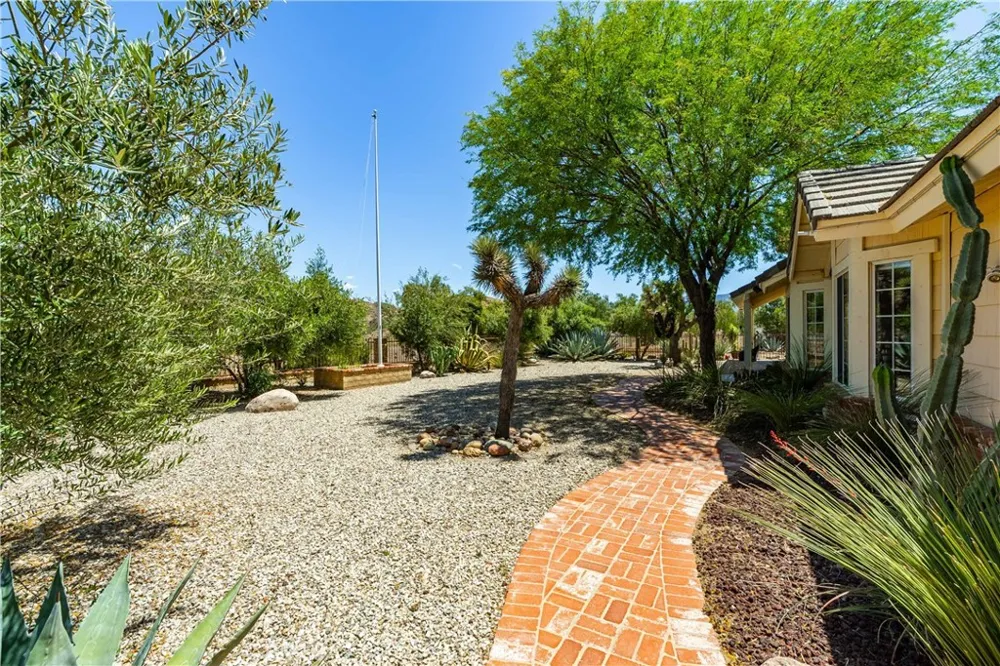 13602 Sego Agua Dulce, CA 91390