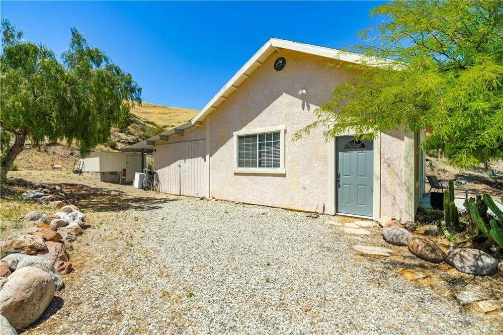 13602 Sego Agua Dulce, CA 91390