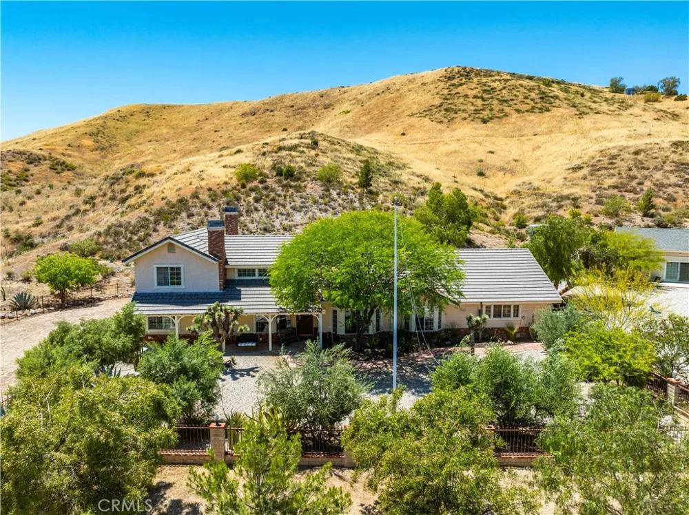 13602 Sego Agua Dulce, CA 91390