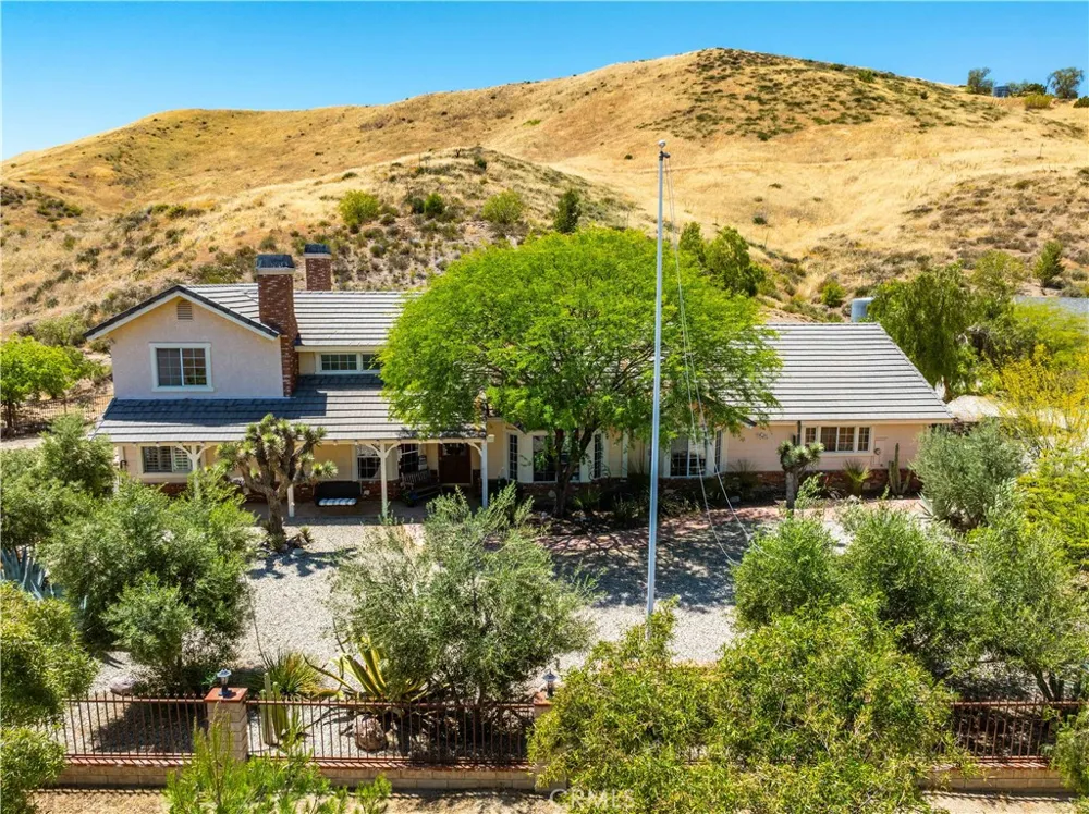 13602 Sego Agua Dulce, CA 91390