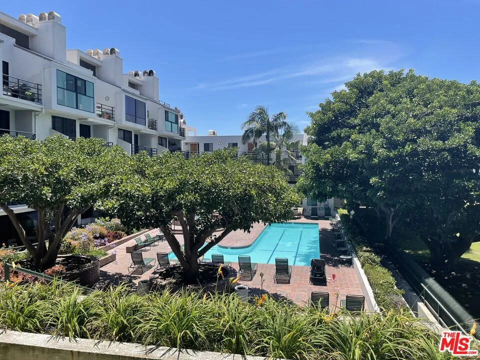2940 Neilson Way #103 Santa Monica, CA 90405