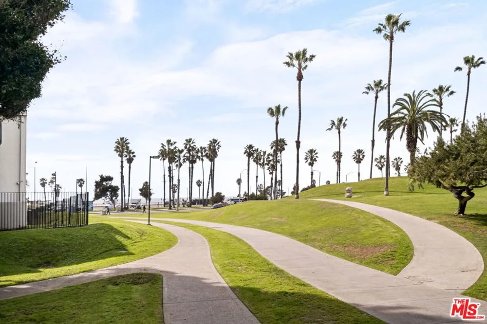 2940 Neilson Way #103 Santa Monica, CA 90405