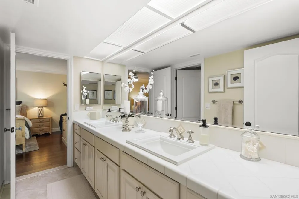 6525 Crystalaire San Diego, CA 92120