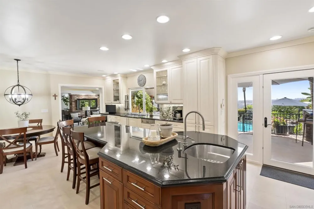 6525 Crystalaire San Diego, CA 92120