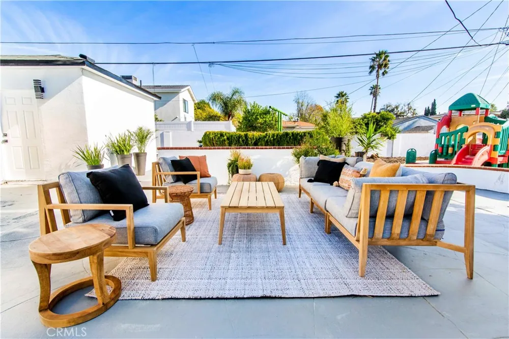 10816 Calvert North Hollywood, CA 91606