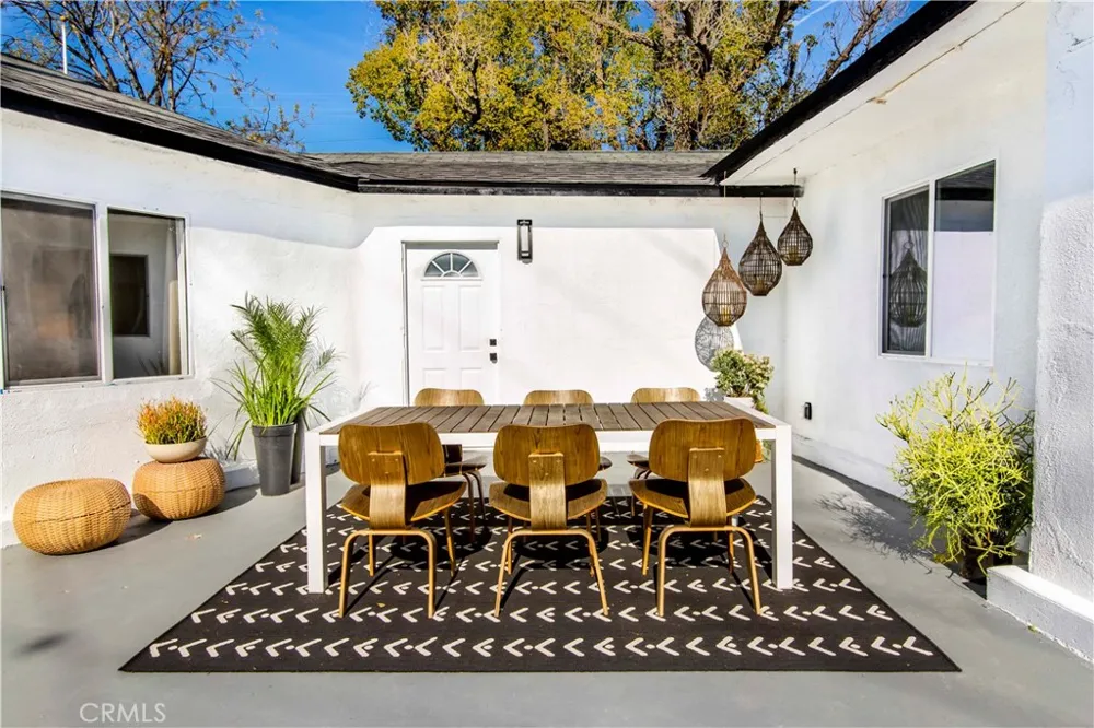 10816 Calvert North Hollywood, CA 91606