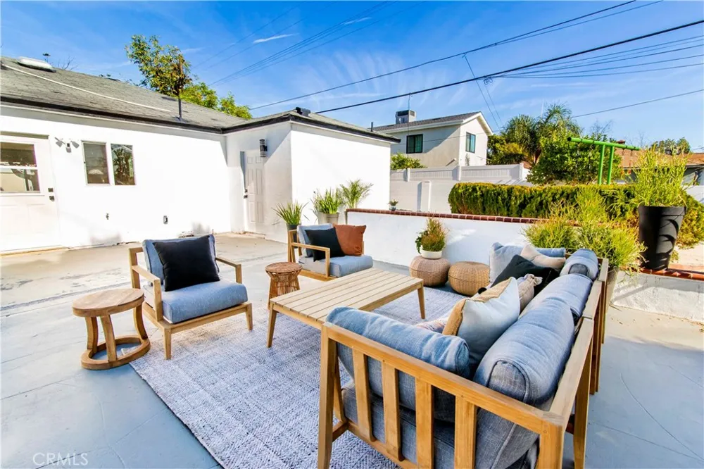 10816 Calvert North Hollywood, CA 91606