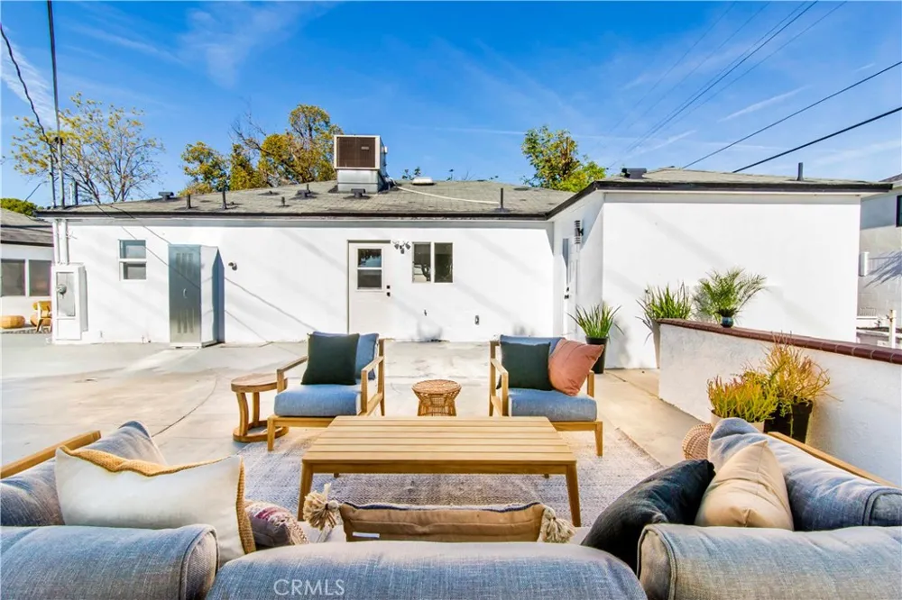 10816 Calvert North Hollywood, CA 91606