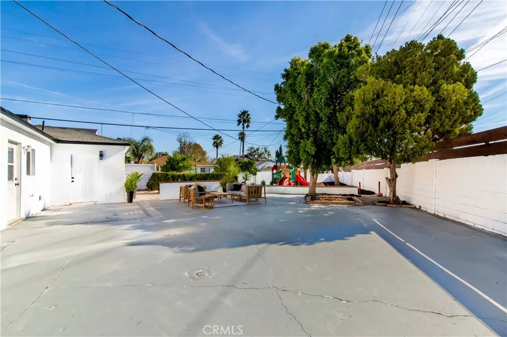 10816 Calvert North Hollywood, CA 91606