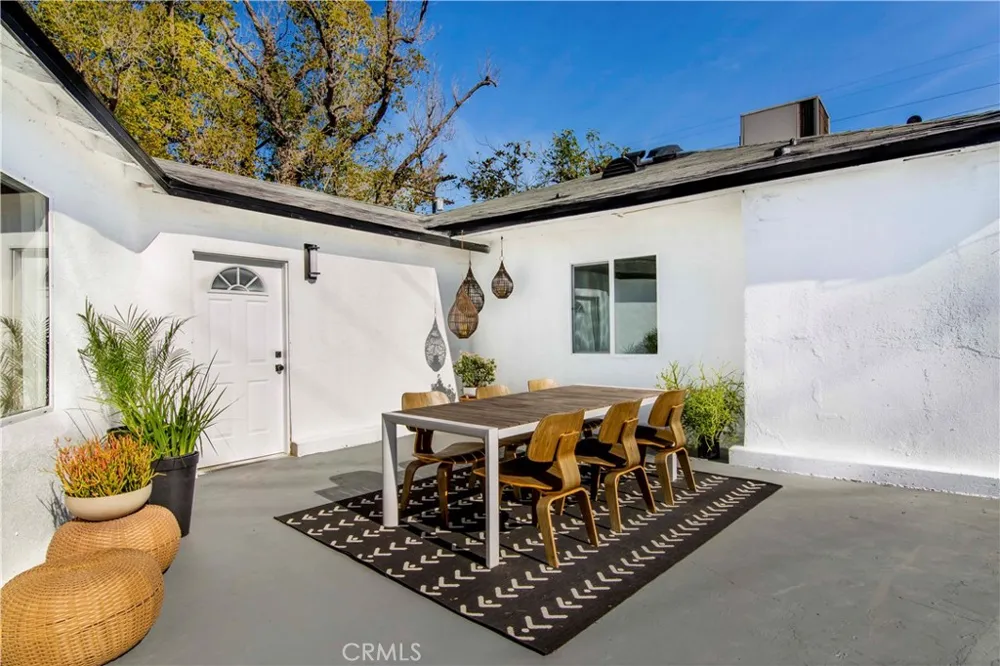 10816 Calvert North Hollywood, CA 91606
