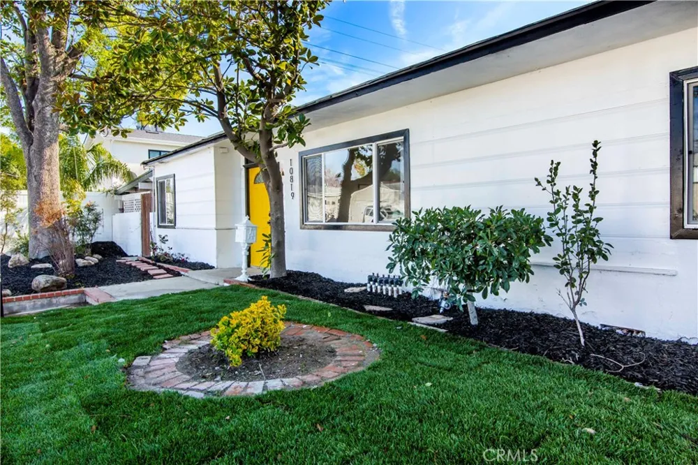 10816 Calvert North Hollywood, CA 91606