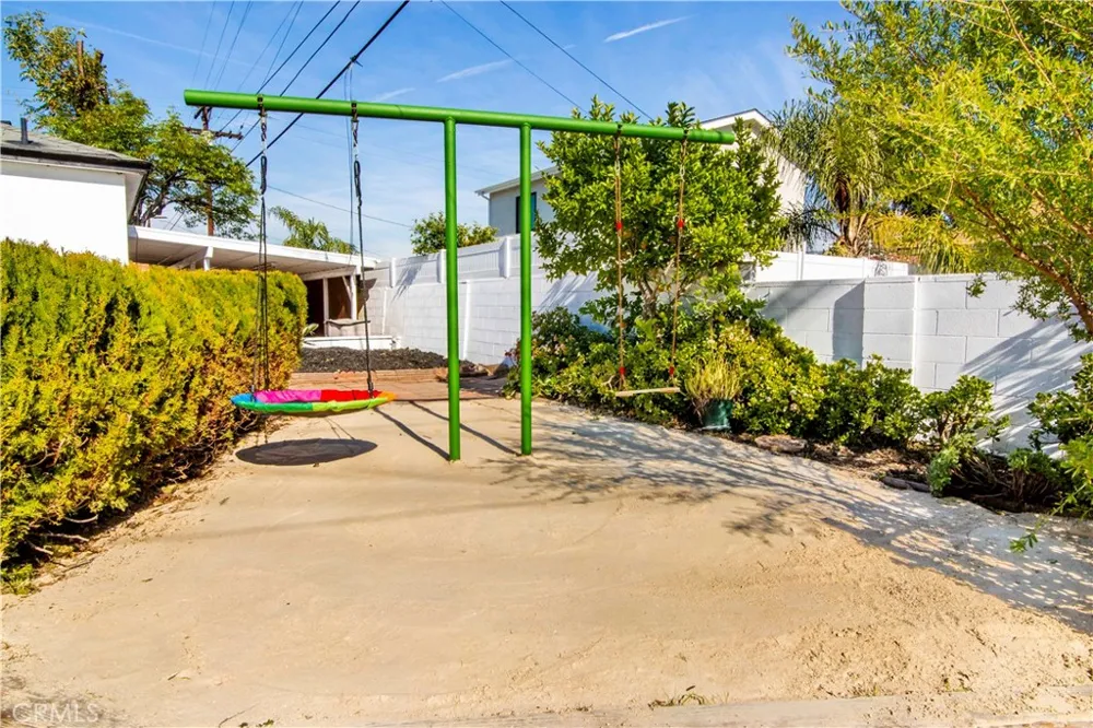 10816 Calvert North Hollywood, CA 91606