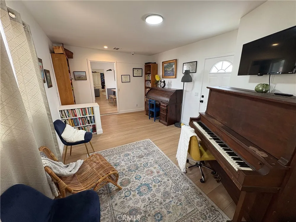 10816 Calvert North Hollywood, CA 91606