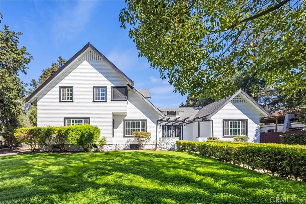 379 Buena Loma Altadena, CA 91001