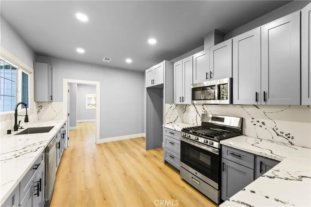 379 Buena Loma Altadena, CA 91001