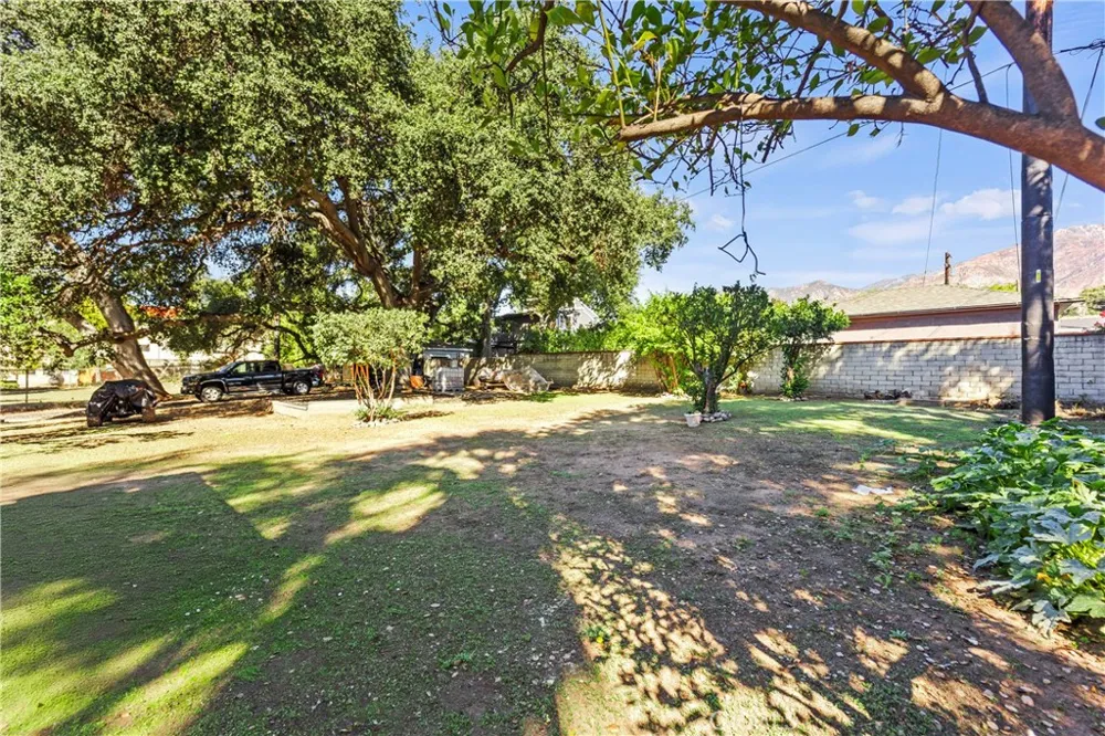 379 Buena Loma Altadena, CA 91001