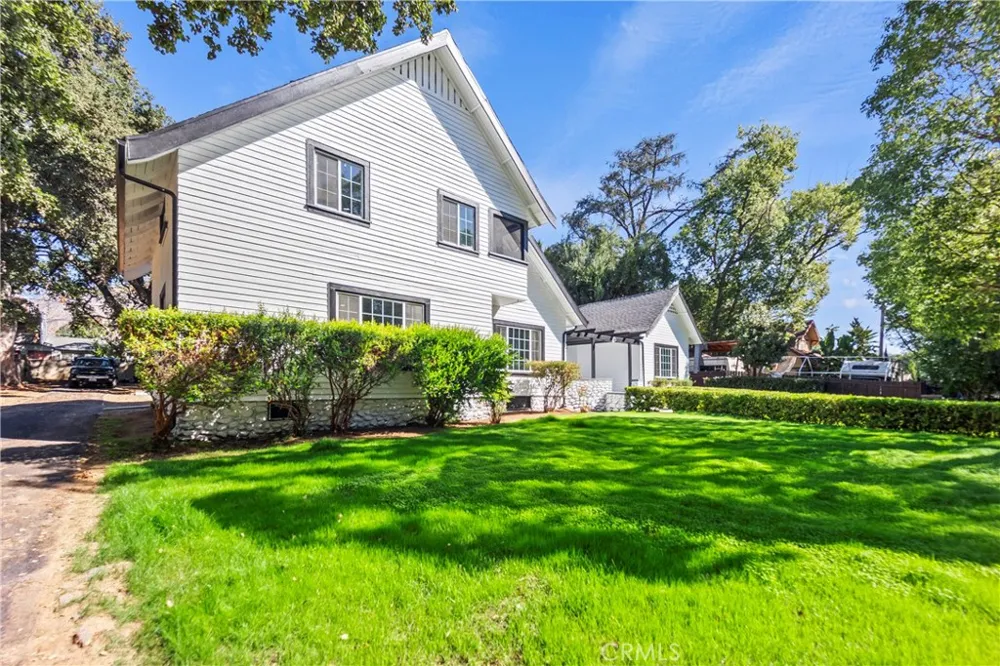 379 Buena Loma Altadena, CA 91001