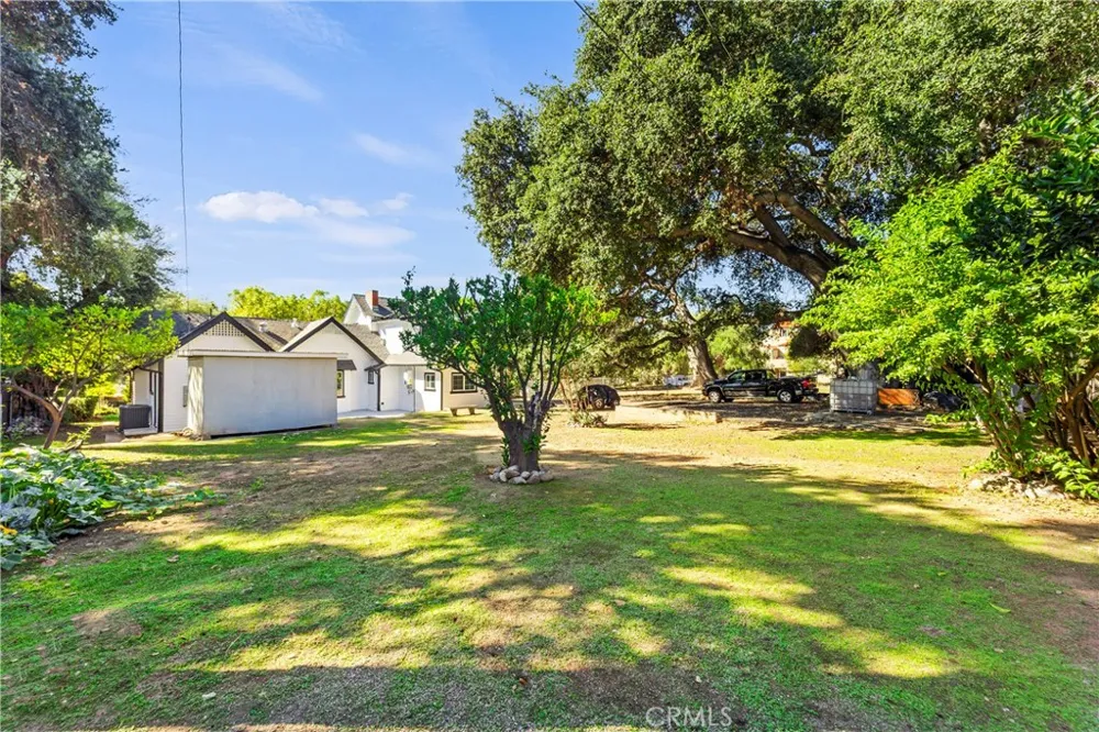 379 Buena Loma Altadena, CA 91001