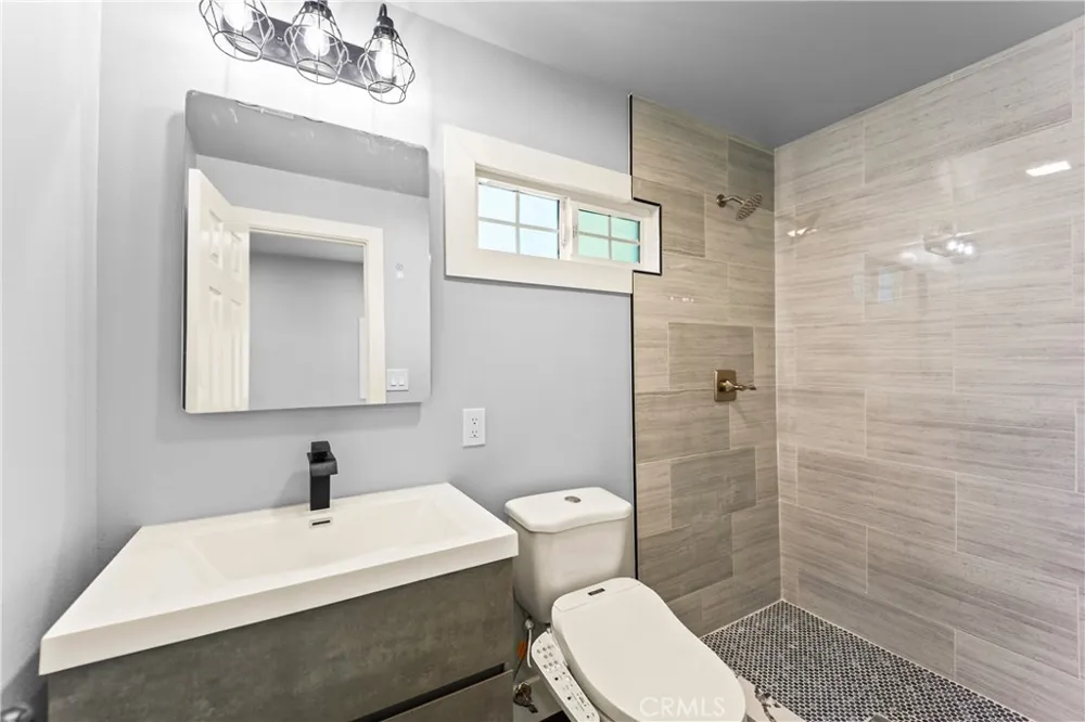 379 Buena Loma Altadena, CA 91001