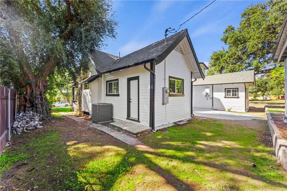 379 Buena Loma Altadena, CA 91001