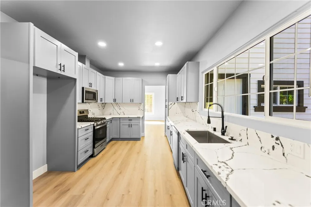 379 Buena Loma Altadena, CA 91001