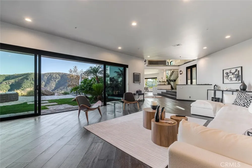 6 Colt Bell Canyon, CA 91307