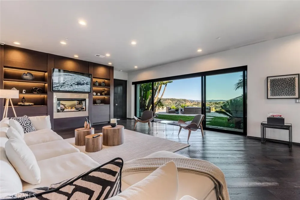 6 Colt Bell Canyon, CA 91307