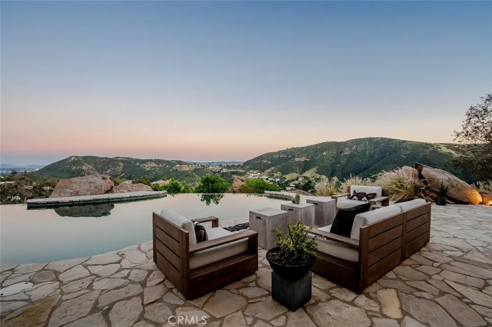 6 Colt Bell Canyon, CA 91307