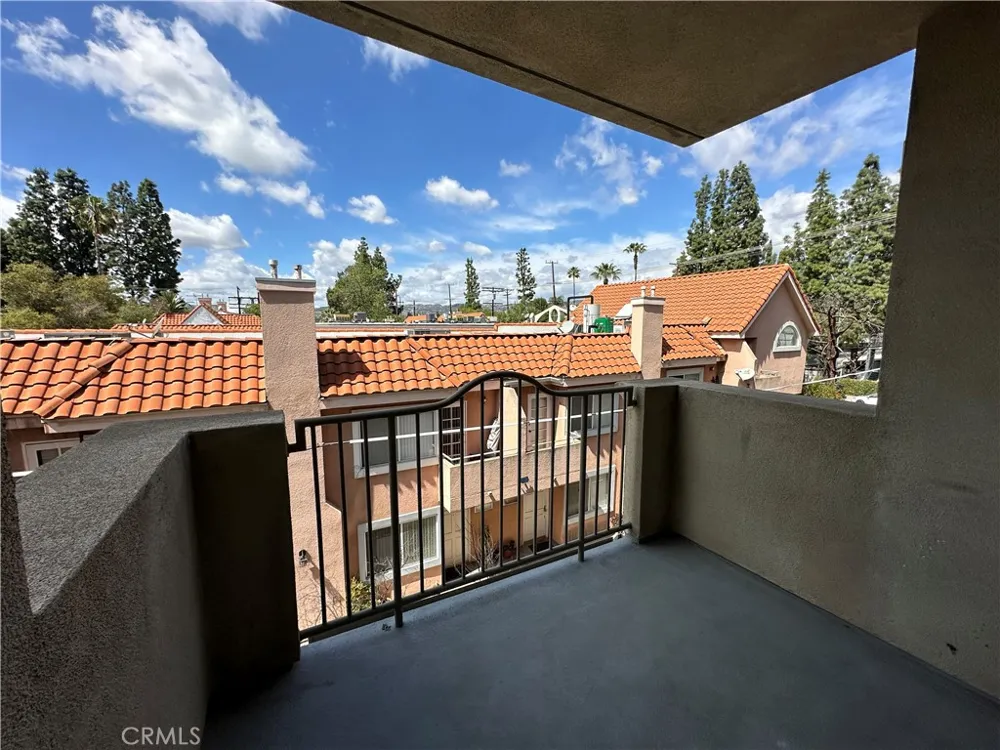 7551 Jordan #304 Canoga Park, CA 91303