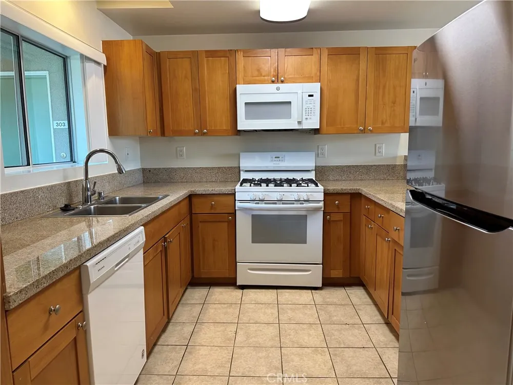 7551 Jordan #304 Canoga Park, CA 91303