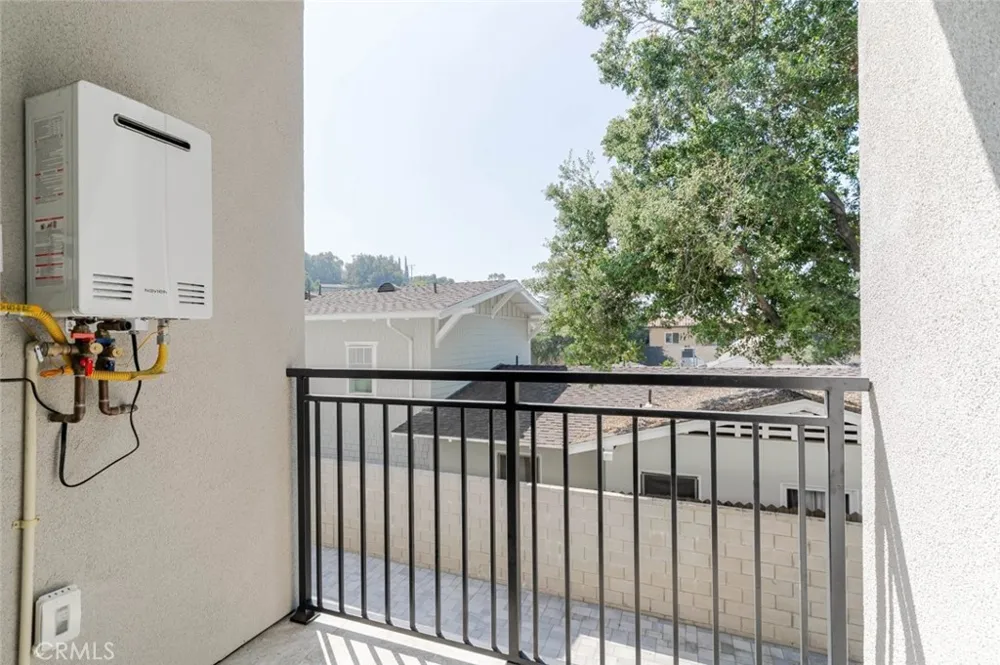 1961 Waltonia Drive #103 Montrose, CA 91020
