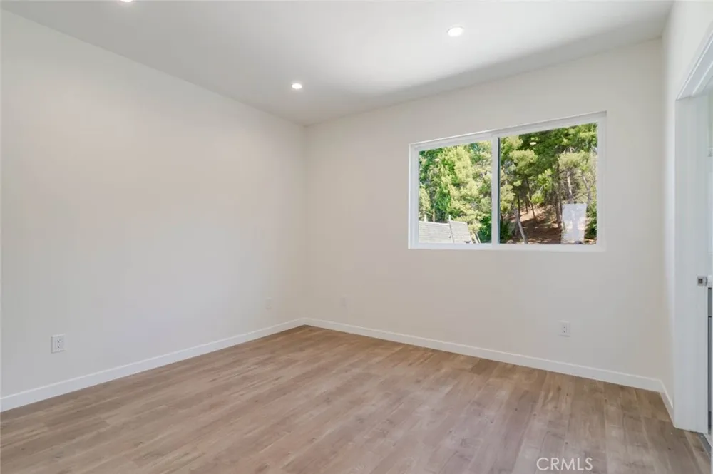 1961 Waltonia Drive #103 Montrose, CA 91020