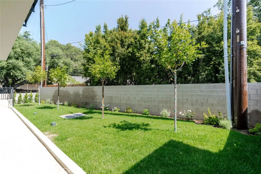 1961 Waltonia Drive #103 Montrose, CA 91020