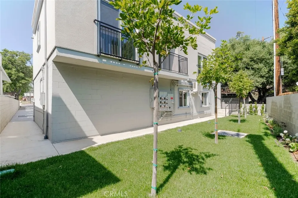 1961 Waltonia Drive #103 Montrose, CA 91020