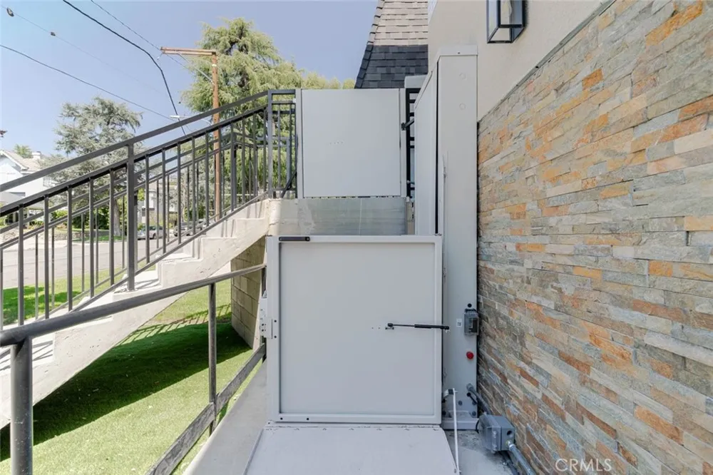 1961 Waltonia Drive #103 Montrose, CA 91020
