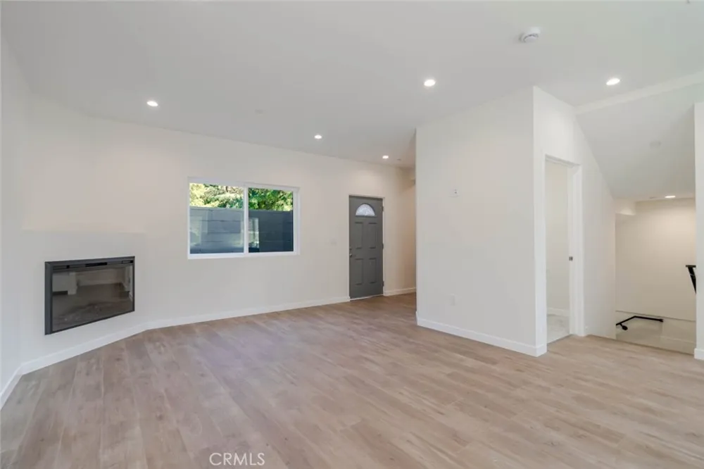 1961 Waltonia Drive #103 Montrose, CA 91020