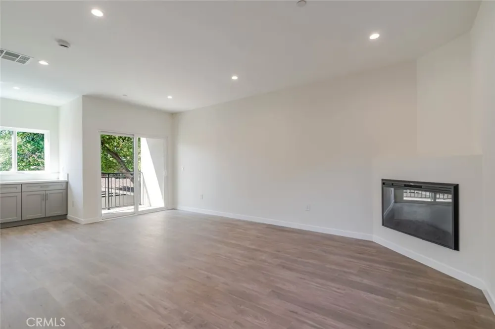 1961 Waltonia Drive #103 Montrose, CA 91020