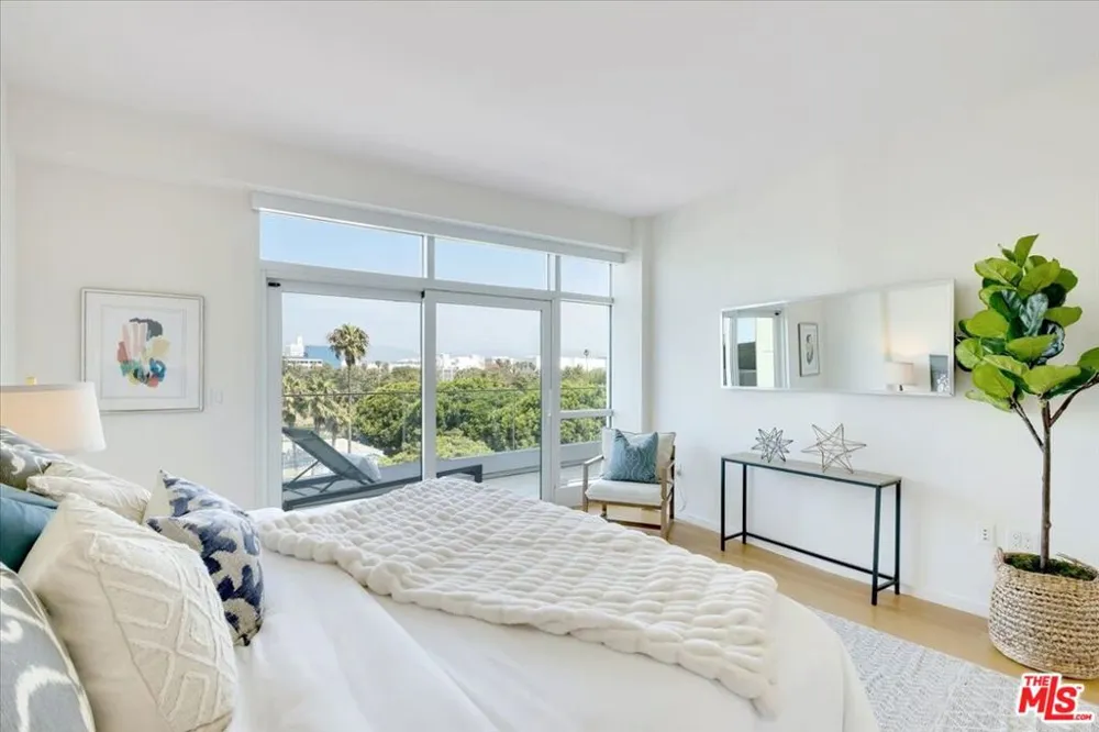 1705 Ocean Avenue #502 Santa Monica, CA 90401