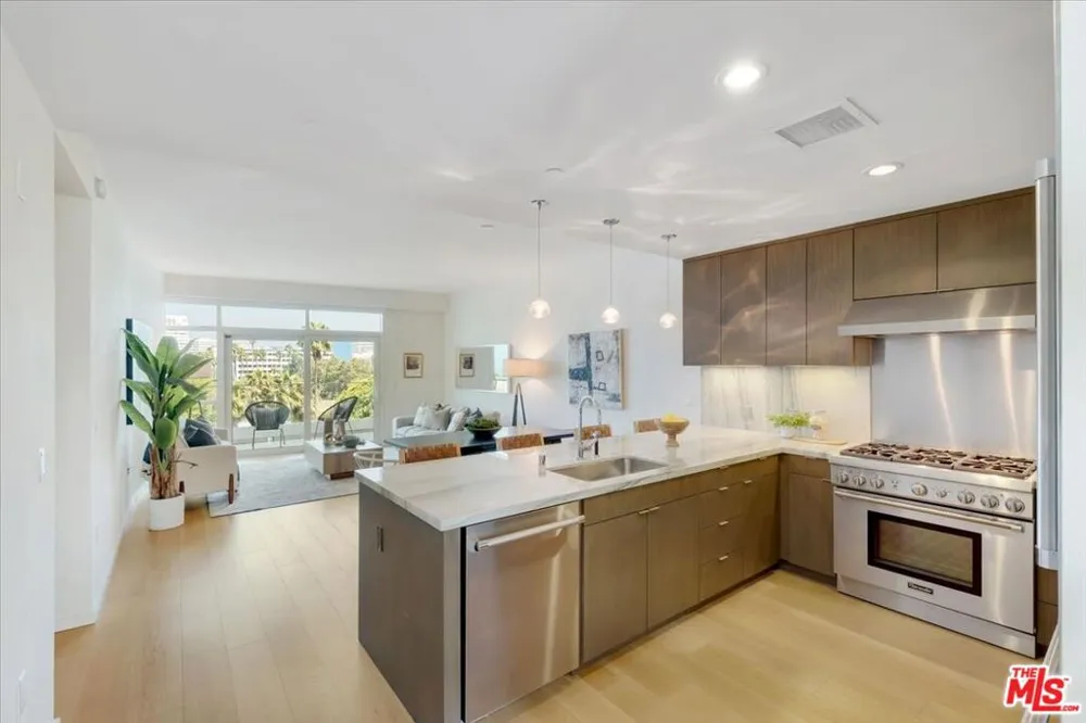 1705 Ocean Avenue #502 Santa Monica, CA 90401