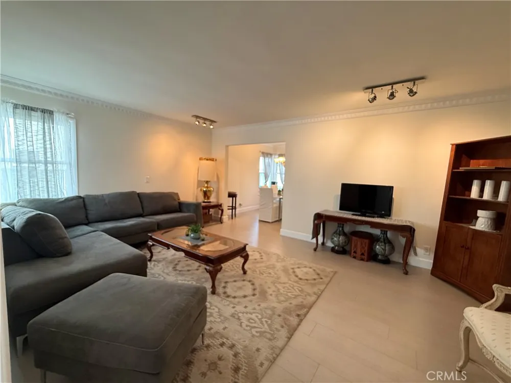 1216 S Cochran Los Angeles, CA 90019