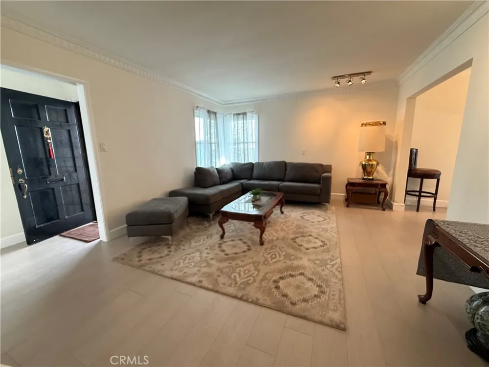 1216 S Cochran Los Angeles, CA 90019