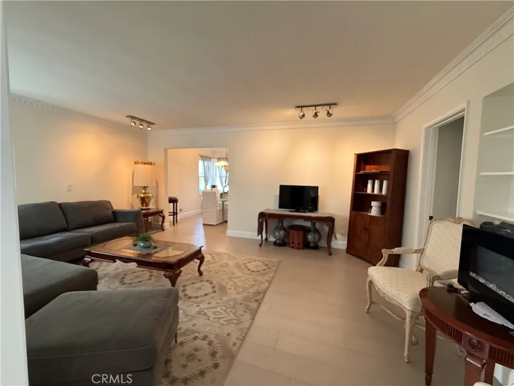 1216 S Cochran Los Angeles, CA 90019
