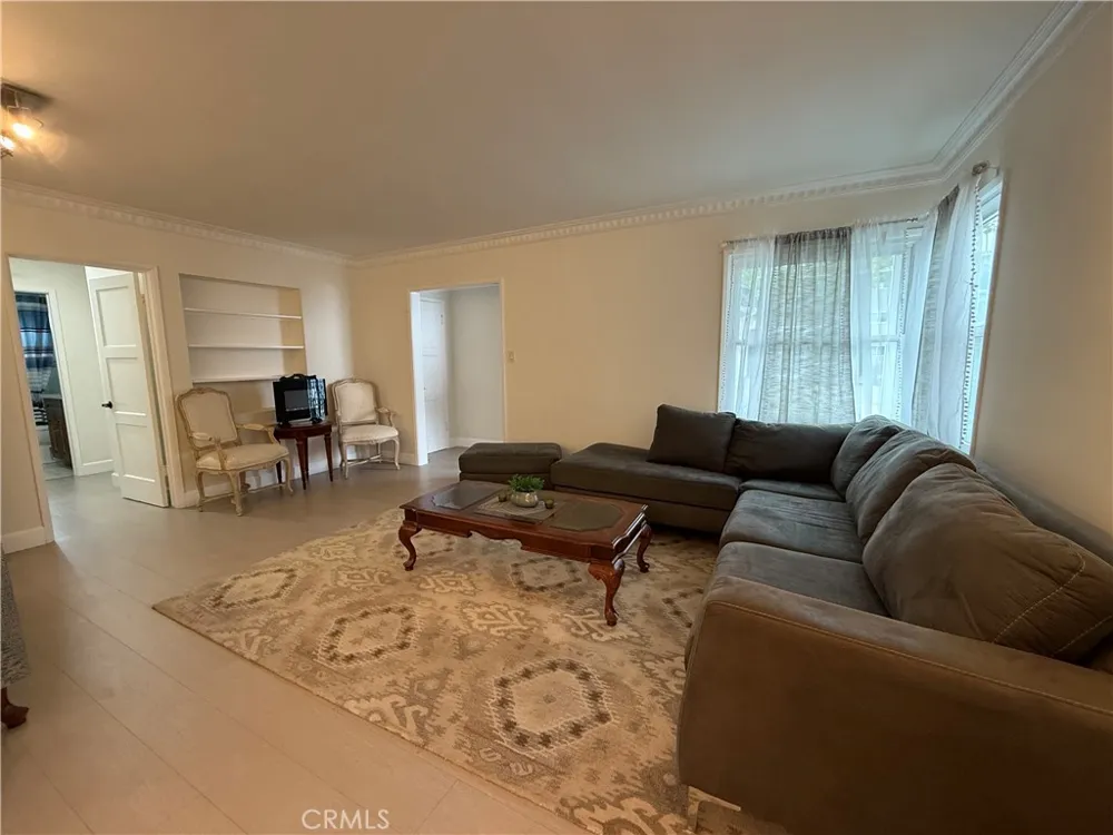 1216 S Cochran Los Angeles, CA 90019