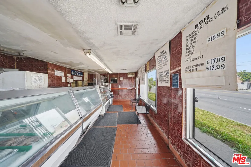 1021 W 101st Street Los Angeles, CA 90044